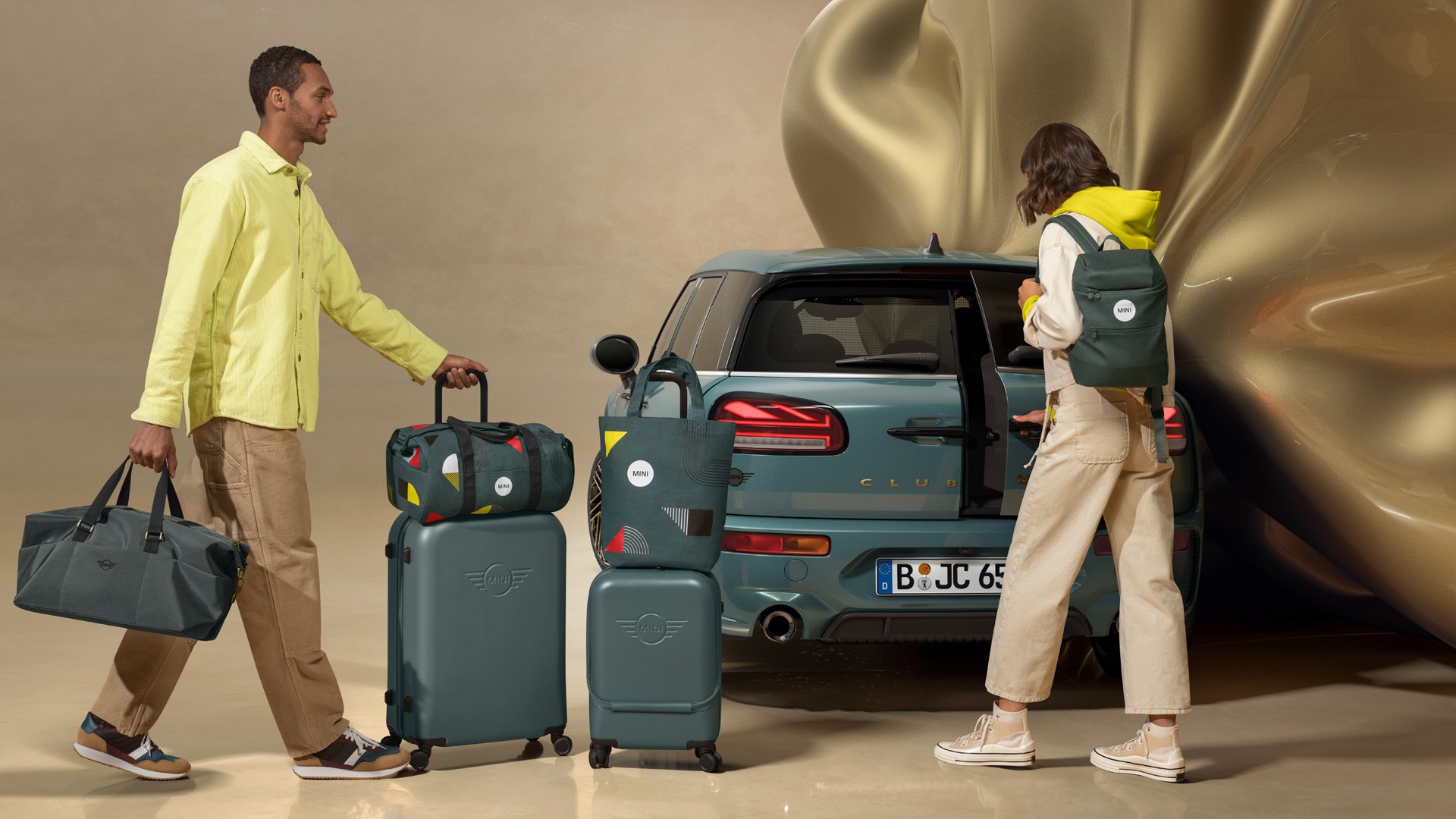 Homem e mulher com malas junto à traseira de um MINI.